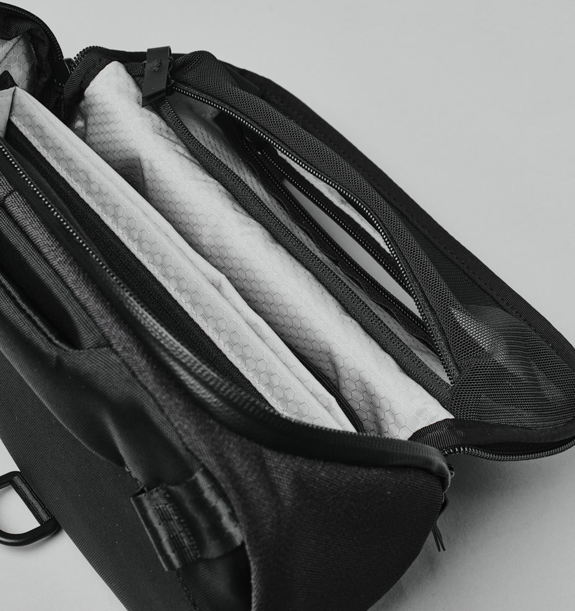 バッグ ALPAKA Vertex Pouch VERTEX POUCH MINI | SLING & SHOULDER | 【公式】ALPAKA (アルパカ)