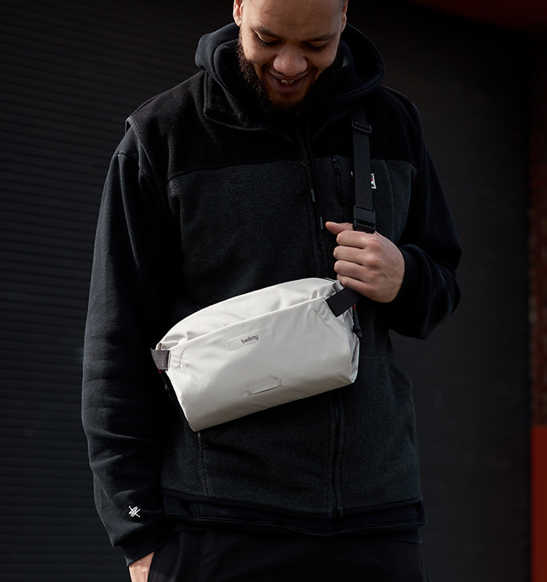 バッグ bellroy Lite Sling Bellroy】Lite Sling レビュー。ペットボトルも持ち運べる軽量なボディ