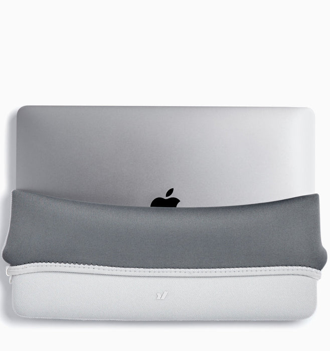 Rushfaster Laptop Sleeve For 15/16" MacBook Pro (Touch Bar) - Lake Gairdner White