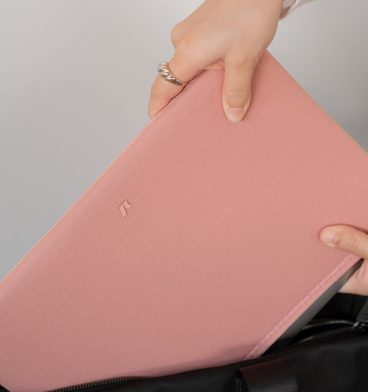 Rushfaster Laptop Sleeve For 15/16" MacBook Pro (Touch Bar) - Kati Thanda Pink